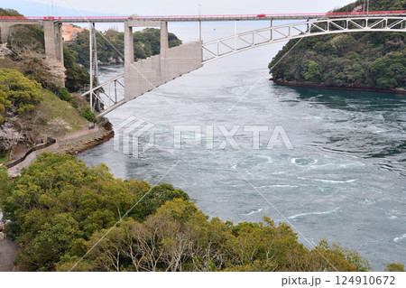 サクラと西海橋、井ノ浦瀬戸の渦潮 サクラと西海橋、井ノ浦瀬戸の渦潮 124910672