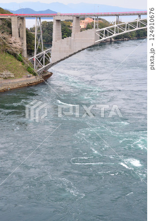 サクラと西海橋、井ノ浦瀬戸の渦潮 サクラと西海橋、井ノ浦瀬戸の渦潮 124910676