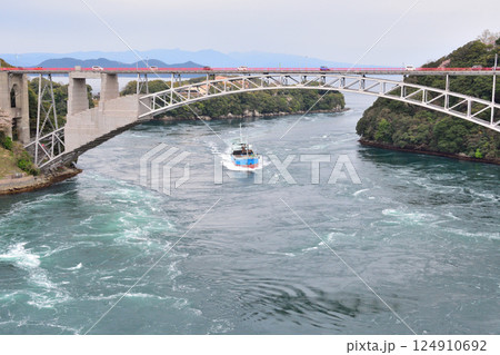 サクラと西海橋、井ノ浦瀬戸の渦潮 サクラと西海橋、井ノ浦瀬戸の渦潮 124910692