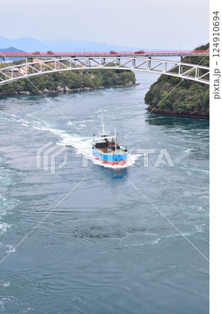 サクラと西海橋、井ノ浦瀬戸の渦潮 サクラと西海橋、井ノ浦瀬戸の渦潮 124910694