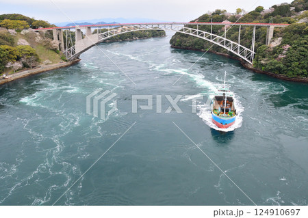サクラと西海橋、井ノ浦瀬戸の渦潮 サクラと西海橋、井ノ浦瀬戸の渦潮 124910697