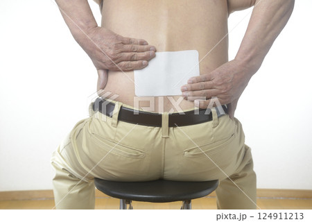 腰痛で苦しむ老人 腰痛で苦しむ老人 124911213