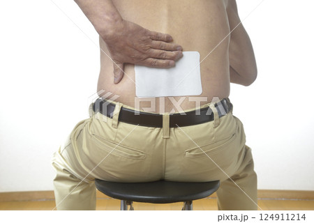 腰痛で苦しむ老人 124911214