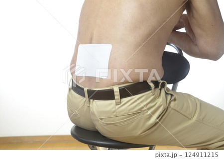 腰痛で苦しむ老人 腰痛で苦しむ老人 124911215