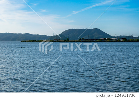 鳥取市 オアシスパークから湖山池の風景 124911730