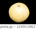 大きくみずみずしい晩白柚黒背景 124911862