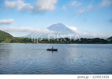 富士五湖の一つ精進湖の風景 124911916