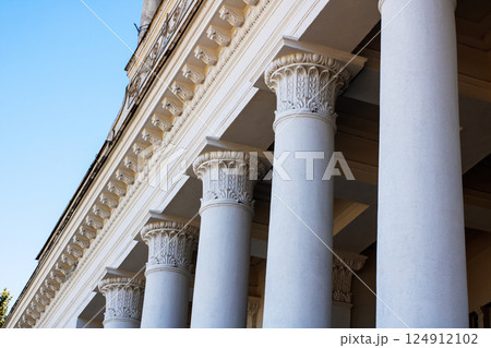 A majestic building with elegant columns and a blue sky backdrop A majestic building with elegant columns and a blue sky backdrop 124912102