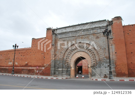 モロッコ、マラケシュ、メディナ、旧市街、アグノウ門 124912336