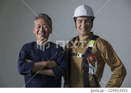現場を担うシニアと青年　 124913452