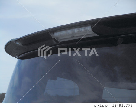 ファミリーカーのルーフエンドスポイラー 124913773