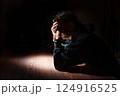 落ち込む男性 124916525
