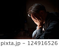 落ち込む男性 124916526