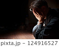 落ち込む男性 124916527