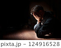 落ち込む男性 124916528
