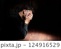 落ち込む男性 124916529