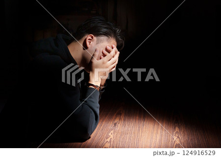 落ち込む男性 落ち込む男性 124916529