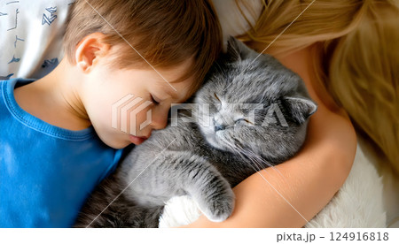 子供と一緒に眠るブリティッシュショートヘアの猫 124916818