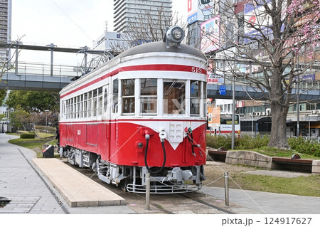 岐阜駅前広場に展示されている丸窓電車 124917627