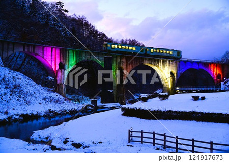 冬の遠野 めがね橋のライトアップ 124917673