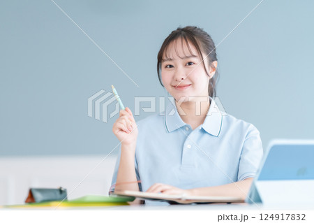 タブレットPCでレッスンを受ける女子学生 タブレットPCでレッスンを受ける女子学生 124917832
