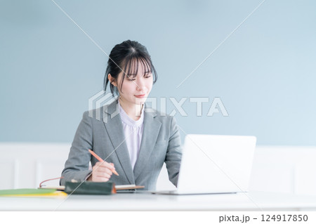 テレビ会議をする若いキャリアウーマン 124917850