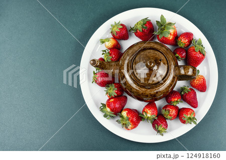 Red tea with strawberries. 124918160