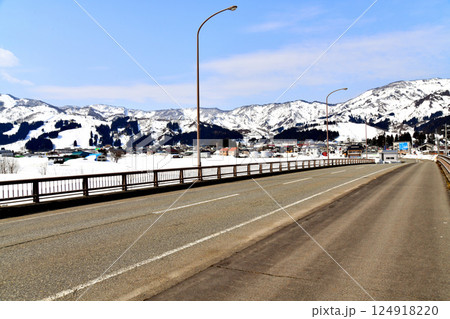 姥島橋/魚野川より石打丸山スキー方面を望む(新潟県南魚沼市)【2025.3】 姥島橋/魚野川より石打丸山スキー方面を望む(新潟県南魚沼市)【2025.3】 124918220
