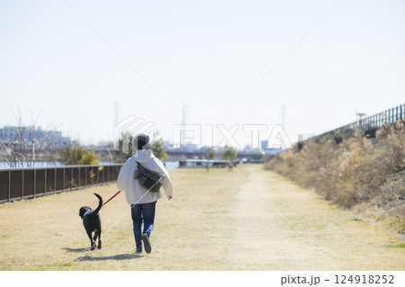犬を散歩する男性　 124918252