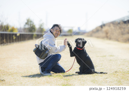 犬を散歩する男性 犬を散歩する男性 124918259