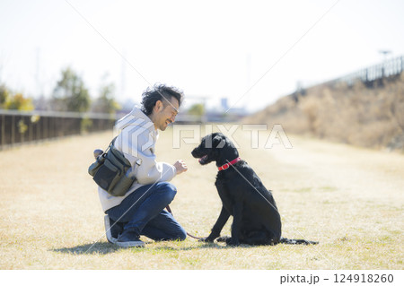 犬を散歩する男性 犬を散歩する男性 124918260