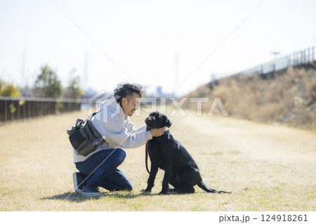 犬を散歩する男性 124918261