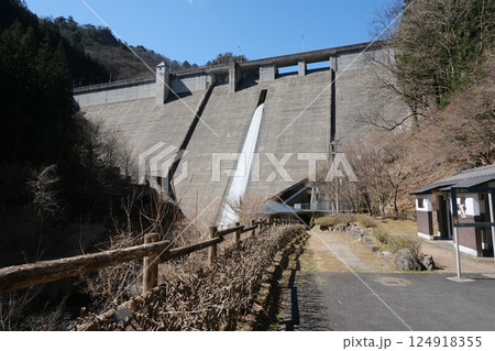 群馬県南牧村　三ツ岩岳の登山口がある大仁田ダム　2025年4月9日 124918355