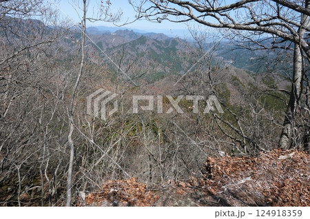 群馬県南牧村 三ツ岩岳山頂から眺める榛名山方面 2025年4月9日 群馬県南牧村 三ツ岩岳山頂から眺める榛名山方面 2025年4月9日 124918359