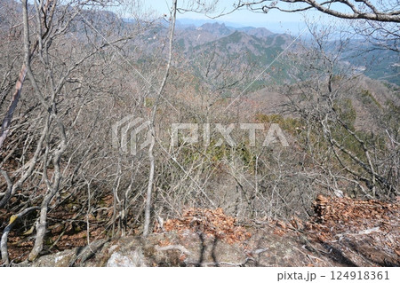 群馬県南牧村　三ツ岩岳山頂から眺める榛名山方面　2025年4月9日 124918361