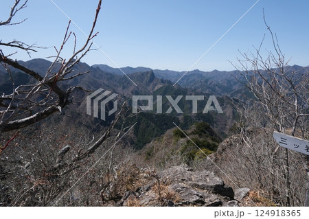 群馬県南牧村 三ツ岩岳山頂から眺める西方面 2025年4月9日 群馬県南牧村 三ツ岩岳山頂から眺める西方面 2025年4月9日 124918365