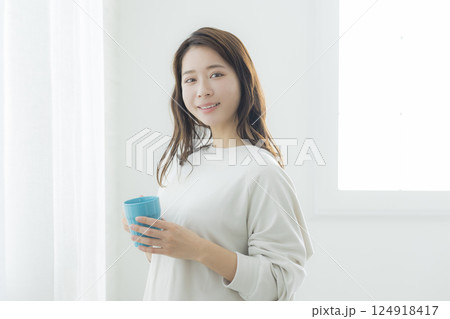 部屋でコーヒーを飲む女性 124918417