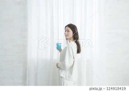 部屋でコーヒーを飲む女性 124918419