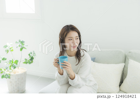 部屋でコーヒーを飲む女性 124918421