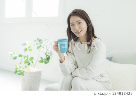 部屋でコーヒーを飲む女性 部屋でコーヒーを飲む女性 124918423