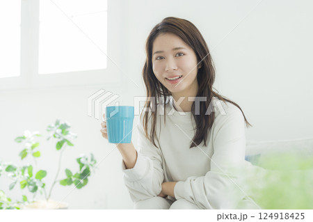 部屋でコーヒーを飲む女性 部屋でコーヒーを飲む女性 124918425