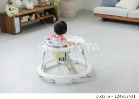 歩行器で歩く赤ちゃん　　 124918431