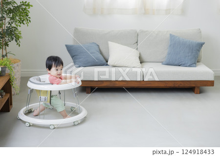 歩行器で歩く赤ちゃん　　 124918433