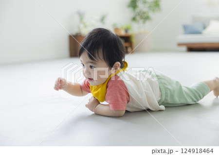 ずり這いする赤ちゃん　　 124918464