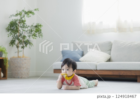 ずり這いする赤ちゃん ずり這いする赤ちゃん 124918467