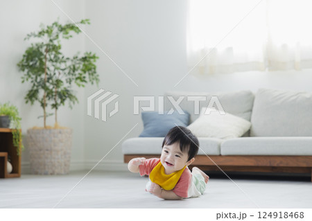 ずり這いする赤ちゃん   ずり這いする赤ちゃん   124918468