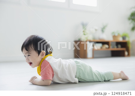 ずり這いする赤ちゃん   ずり這いする赤ちゃん   124918471