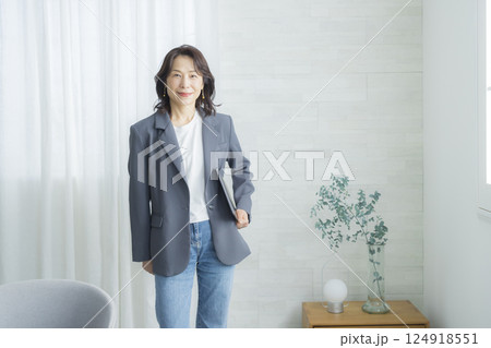 オフィスカジュアルのミドル女性　 124918551