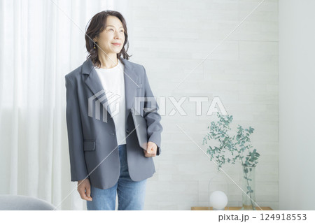 オフィスカジュアルのミドル女性　 124918553