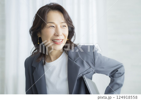 オフィスカジュアルのミドル女性　 124918558